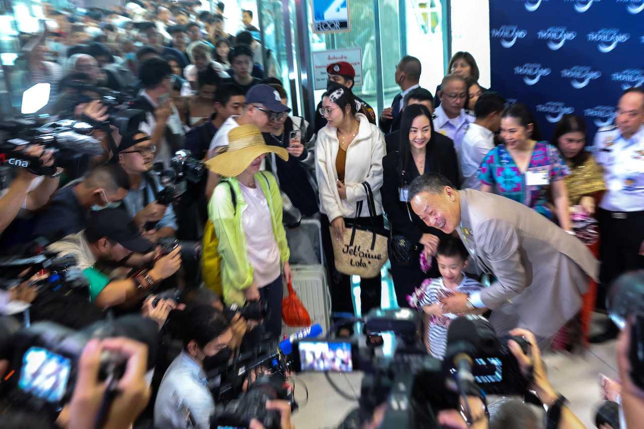 Perdana Menteri Thailand Srettha Thavisin bergambar bersama pelancong China semasa majlis sambutan kumpulan pertama pelancong China di bawah skim kemasukan tanpa visa selama lima bulan di Lapangan Terbang Antarabangsa Bangkok, Thailand, 25 September. Gambar: Reuters