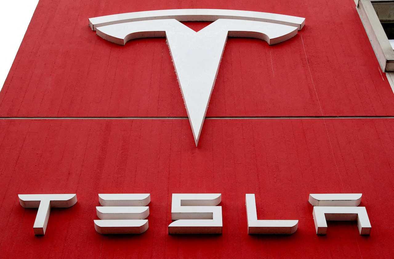 Logo pengeluar kereta Tesla dilihat di pejabat cawangan di Bern, Switzerland, 28 Oktober 2020. Gambar: Reuters