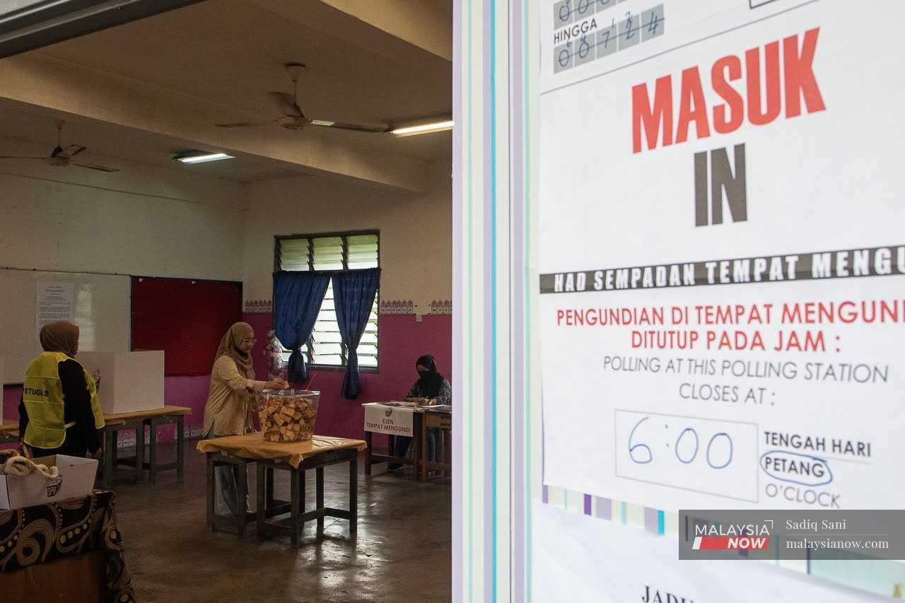Gambar fail seorang pengundi muda memasukkan kertas undinya ke dalam peti undi bagi menjalankan tanggungjawab mengundi pada Pilihan Raya Negeri, 12 Ogos.