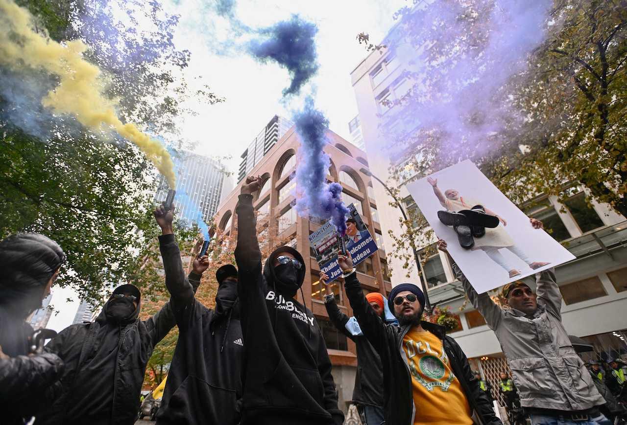 Demonstrators use smoke bombs during a protest outside India's consulate in Vancouver, British Columbia, Sept 25. Photo: Reuters