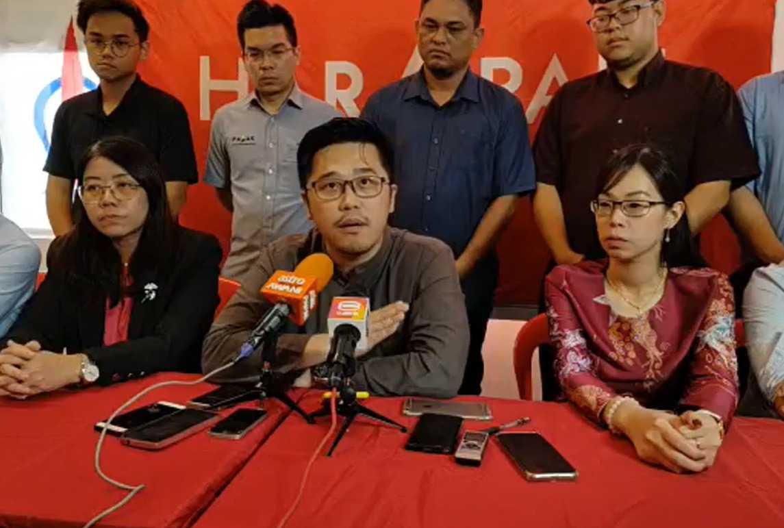 Ahli Parlimen Ipoh Timur dari DAP, Howard Lee (tengah), bercakap dalam sidang media selepas memberi keterangan kepada polis hari ini, 26 September.