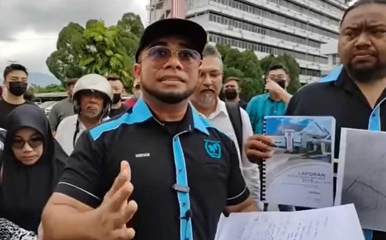 Setiausaha Agung Pertubuhan Kemanusiaan Antarabangsa Malaysia Hishamuddin Hashim bercakap pada penyerahan memorandum mengenai pemindahan tanah rizab Melayu.