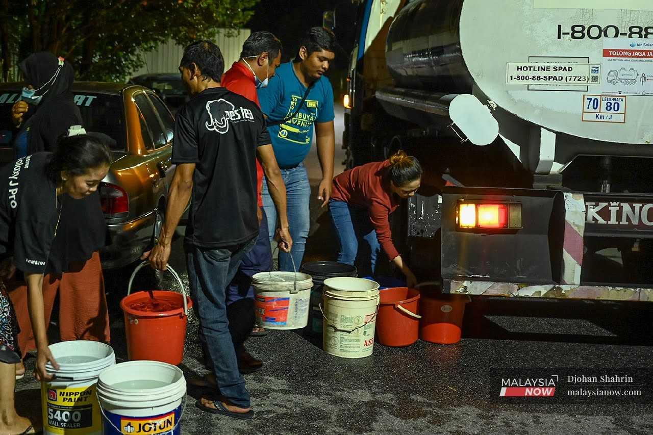 Gambar fail penduduk Taman Permai Jaya Ampang mendapatkan bekalan air dari lori tangki yang dihantar ekoran gangguan bekalan air.