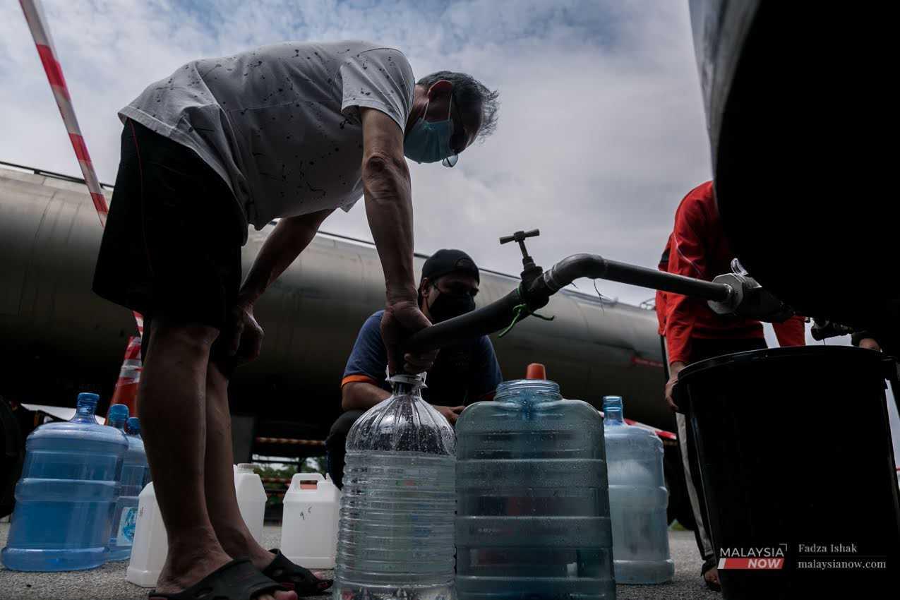 Residents collect water from an Air Selangor tanker in Pekan Bangi Lama, Bangi in this file photo.