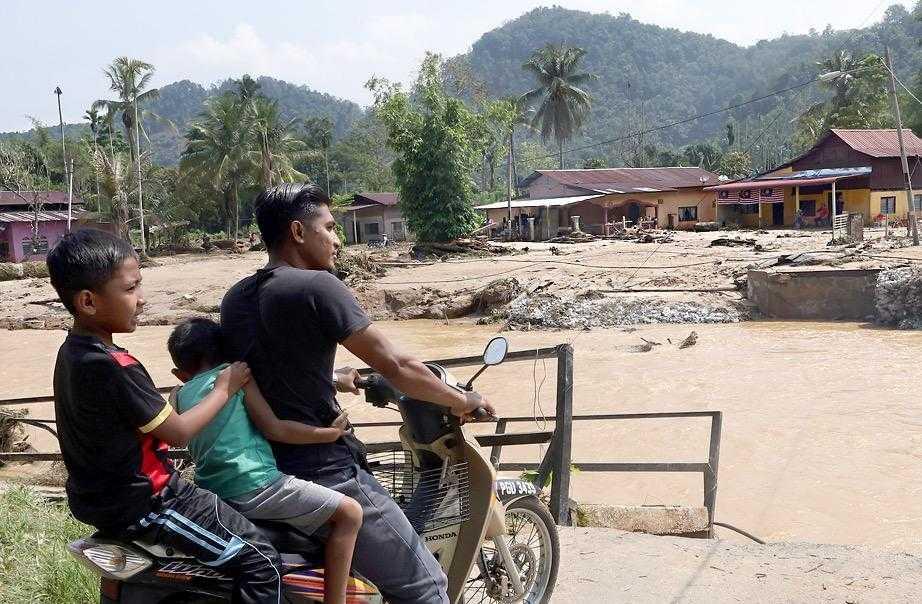 Nearly 2,000 people have been evacuated to flood relief centres in Kedah. Photo: Bernama