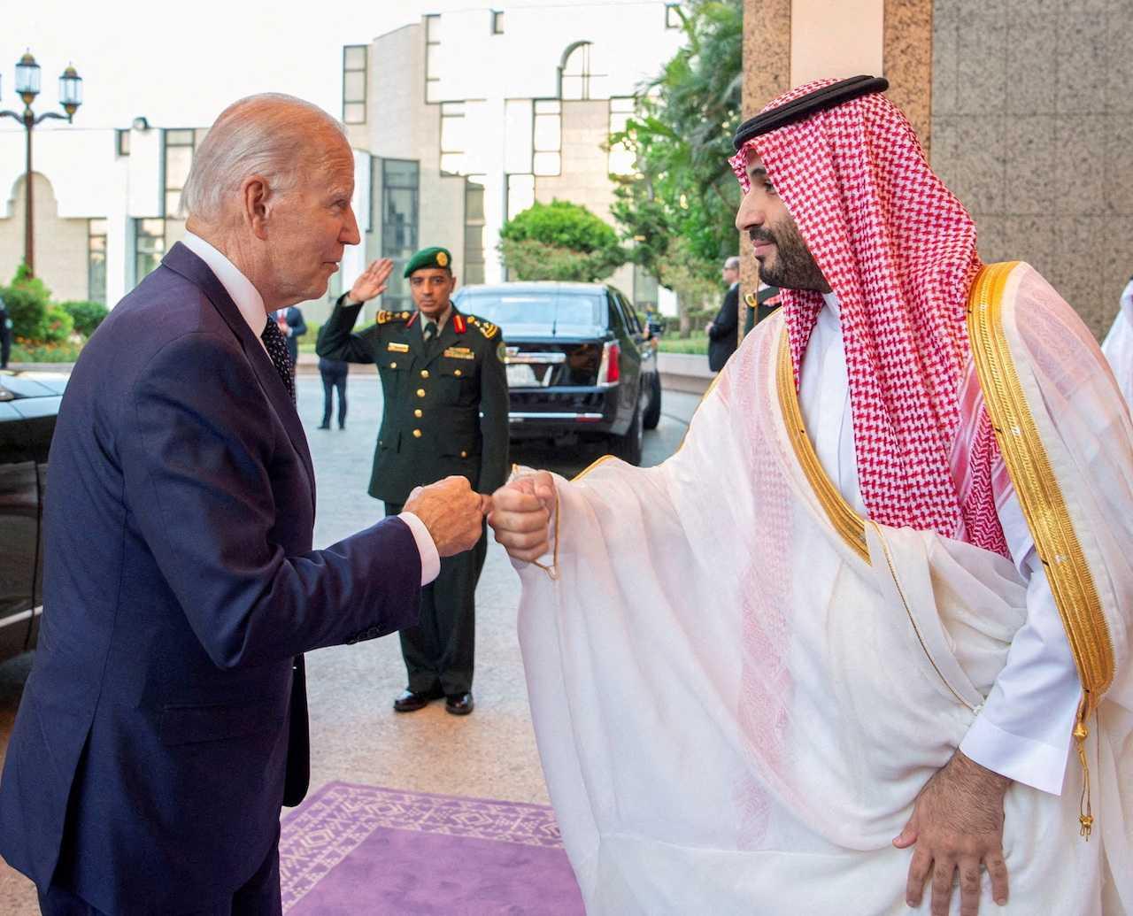 Saudi Crown Prince Mohammed bin Salman fist bumps US President Joe Biden upon his arrival at Al Salman Palace, in Jeddah, Saudi Arabia, July 15, 2022. Photo: Reuters