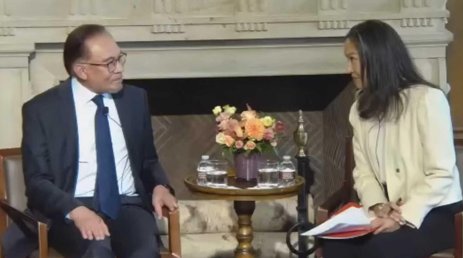 Perdana Menteri Anwar Ibrahim bercakap dengan moderator Mariko Silver semasa sesi dialog dengan Majlis Perhubungan Luar Negeri.