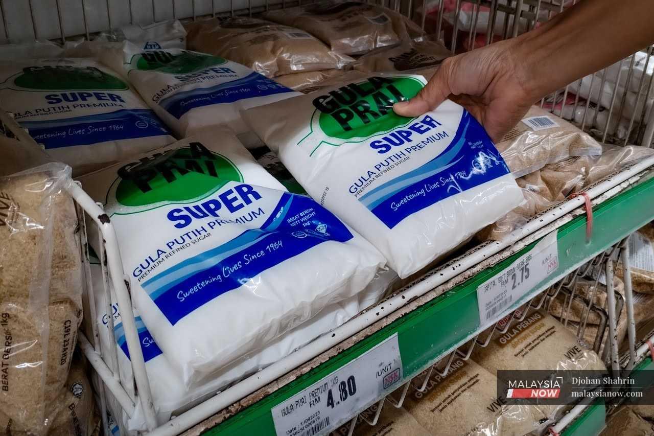 Sukar memperoleh gula bersubsidi, hanya terdapat gula putih premium 1kg yang dijual pada harga RM4.80 di bahagian rak di sebuah pasar raya di Taman Kuchai. 