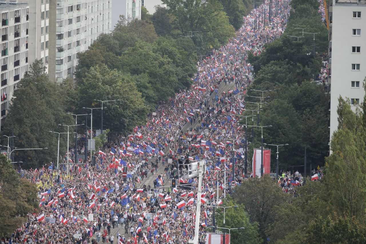 Penunjuk perasan menyertai perhimpunan 'March of a Million Hearts', anjuran parti pembangkang Civic Coalition, dua minggu sebelum pilihan raya Parlimen, di Warsaw, Poland 1 Oktober. Gambar: Reuters