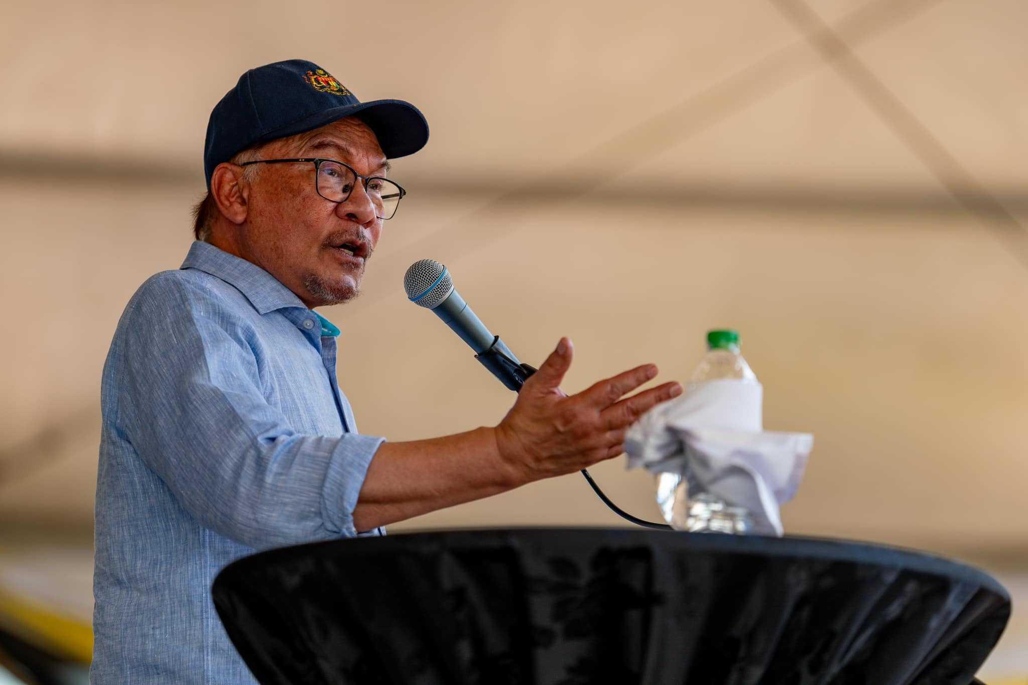 Prime Minister Anwar Ibrahim speaks in Ipoh, Oct 1. Photo: Facebook