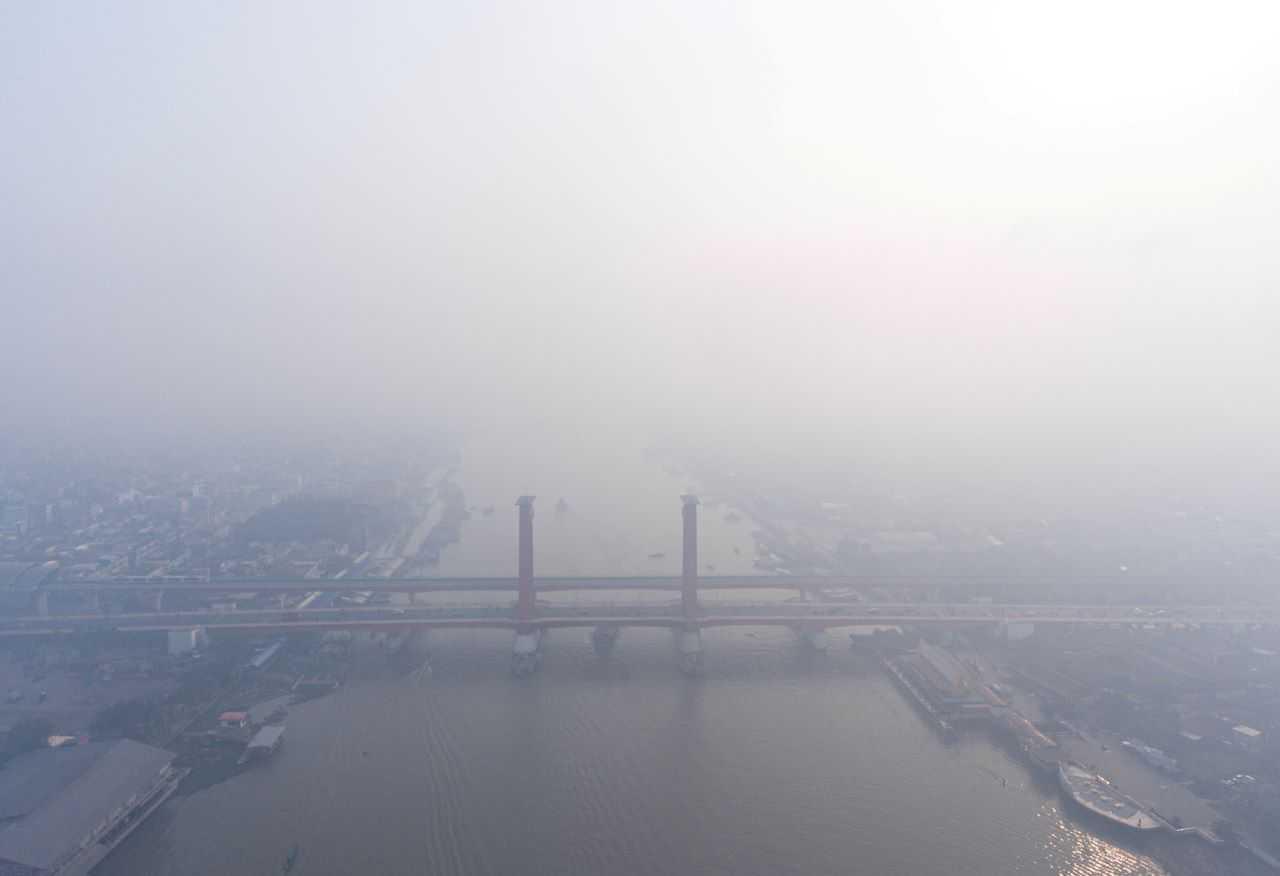 Pemandangan udara menunjukkan jambatan Ampera diselubungi jerebu tebal akibat kebakaran hutan di Palembang, wilayah Sumatera Selatan, Indonesia, 1 Oktober, dalam gambar yang diambil oleh Antara Foto. Gambar: Reuters