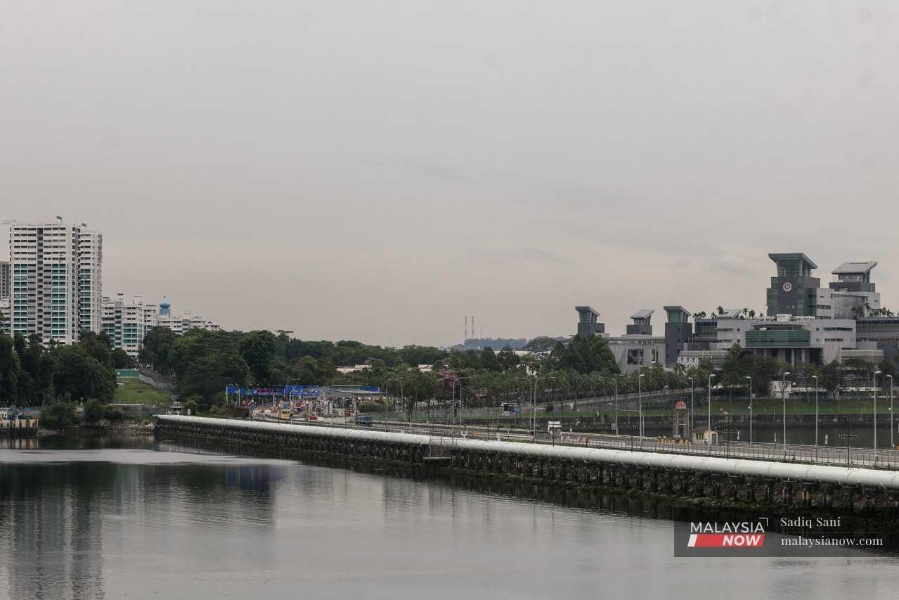 Pemandangan umum Tambak Johor-Singapura yang menghubungkan bandar Johor Bahru di Malaysia merentasi Selat Tebrau ke Woodlands di Singapura.