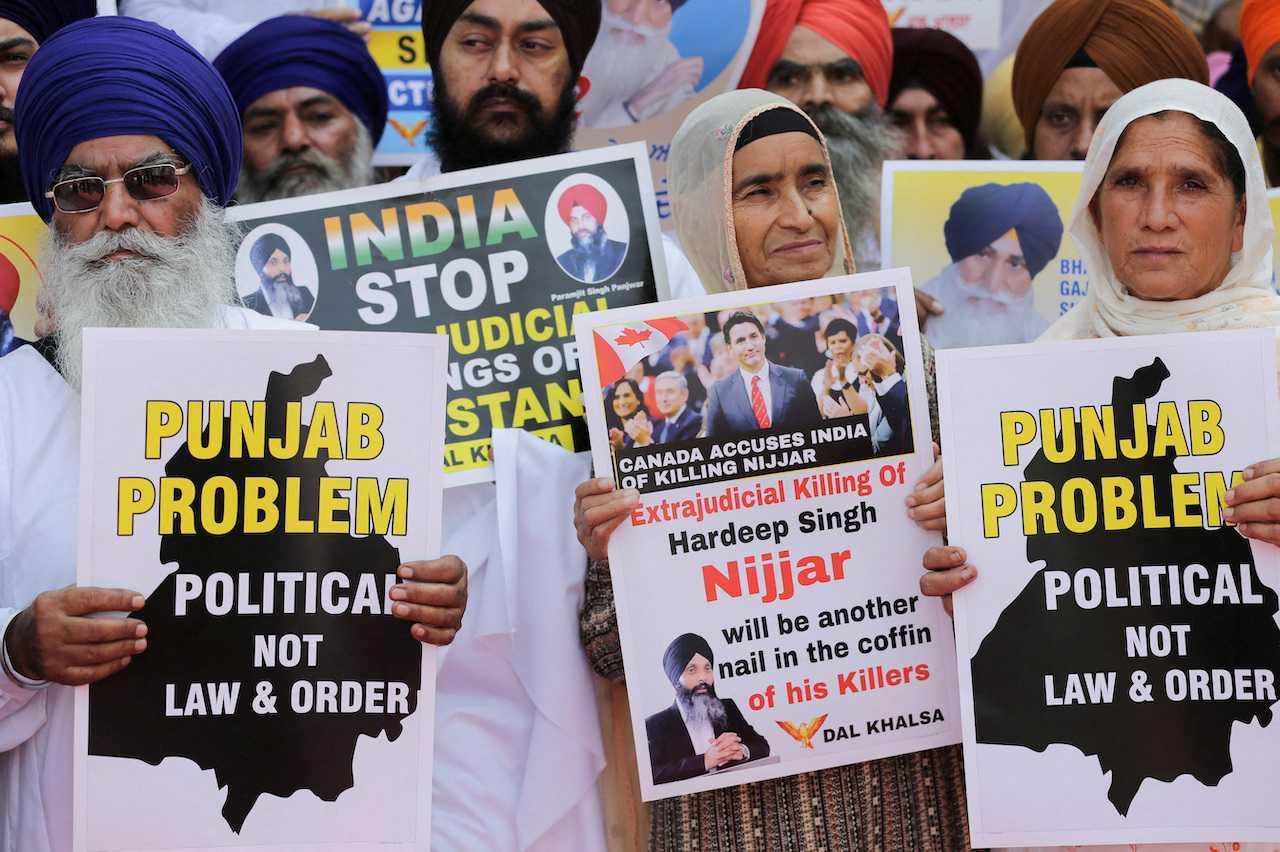 People hold placards protesting the killing of Canadian Sikh separatist leader Hardeep Singh Nijjar at a demonstration outside the Golden Temple in Amritsar, in the northern state of Punjab, India, Sept 29. Photo: Reuters