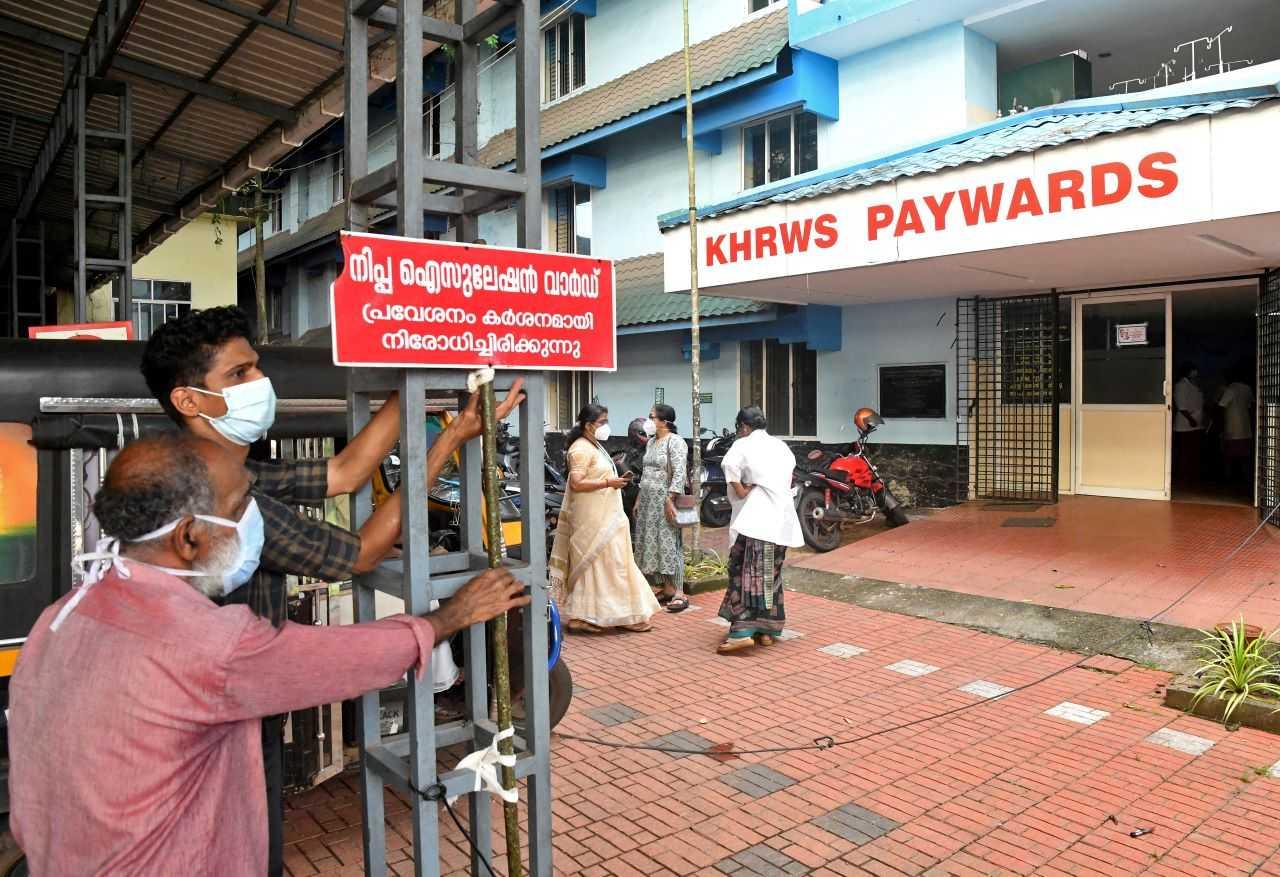 Kakitangan memasang papan tanda bertulis 'wad pengasingan Nipah, dilarang masuk' di hospital wad khusus untuk pesakit yang disyaki virus Nipah di daerah Kozhikode, Kerala, India, 12 September. Gambar: Reuters