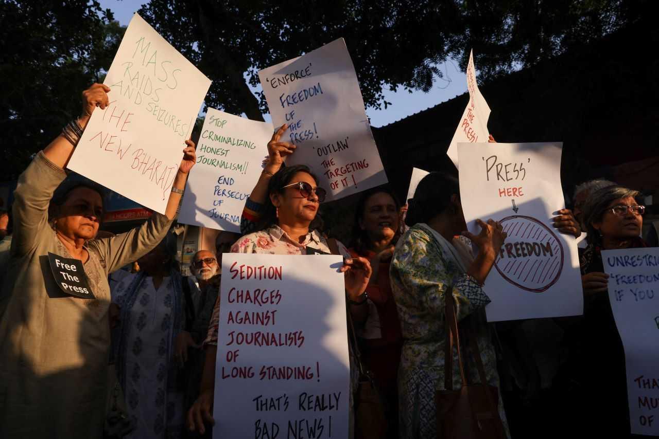 Members of the media protest after the Indian police raided the New Delhi office of a news portal and the homes of journalists and writers linked to it, at Press Club in New Delhi, India, Oct 4. Photo: Reuters
