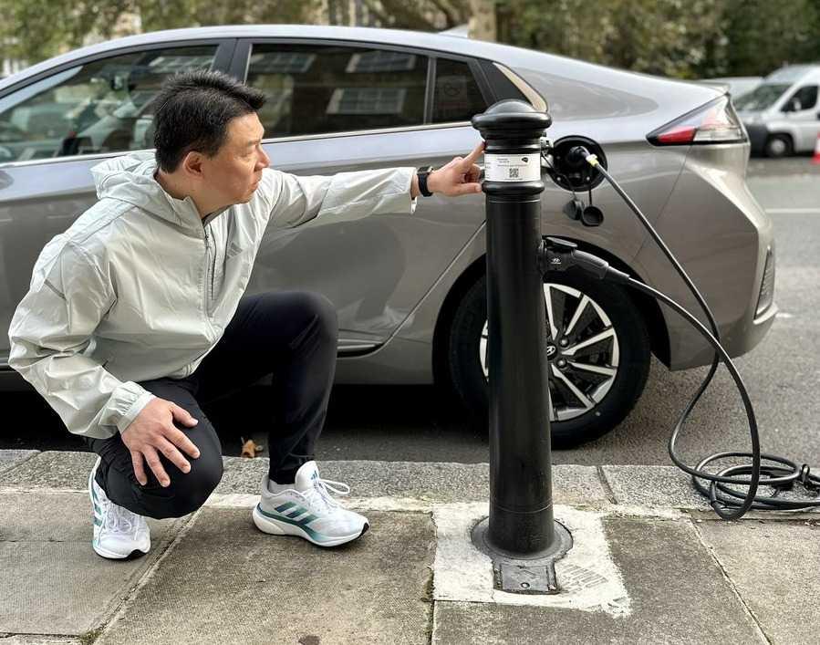 Menteri Pembangunan Kerajaan Tempatan Nga Kor Ming, dalam gambar yang dimuat naik beliau di Twitter, telah dikritik oleh pengguna media sosial kerana menunjukkan pemahaman yang lemah tentang realiti rakyat Malaysia.