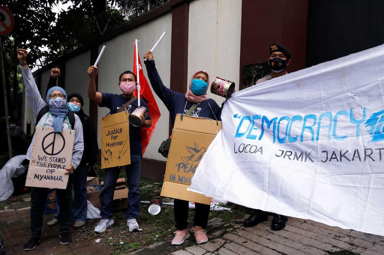Penunjuk perasaan melaungkan slogan semasa protes menentang rampasan kuasa tentera di Myanmar, di luar kedutaan Myanmar di Jakarta, Indonesia, 5 Februari 2021. Gambar: Reuters