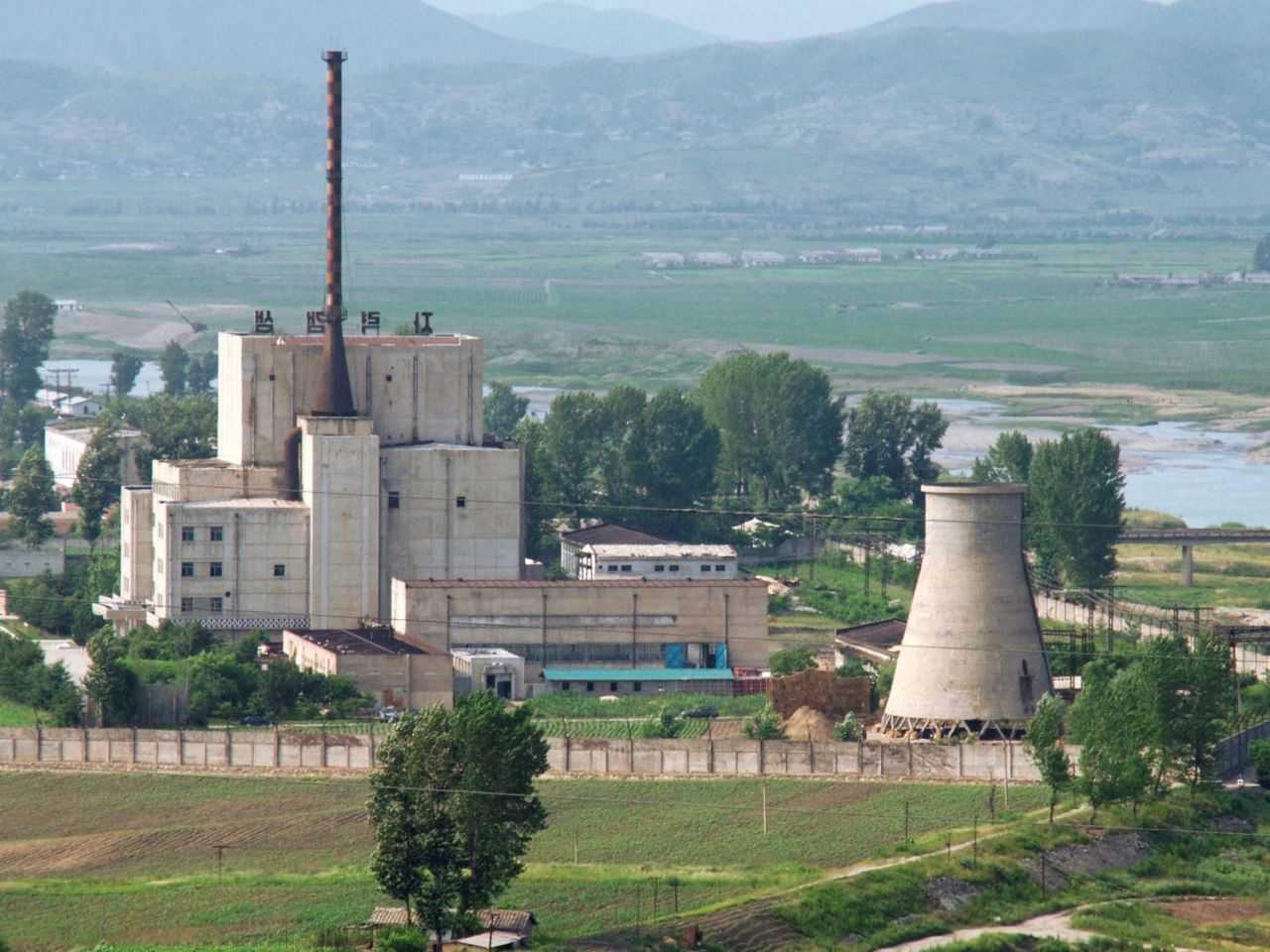 A North Korean nuclear plant is seen before demolishing a cooling tower in Yongbyon, in this photo taken June 27, 2008 and released by Kyodo. Photo: Reuters