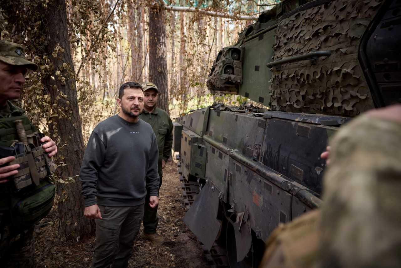 Ukrainian President Volodymyr Zelensky inspects a Leopard 2 tank as he visits a position of Ukrainian troops in a front line, amid Russia's attack on Ukraine, in an undisclosed location, Ukraine Oct 3. Photo: Reuters