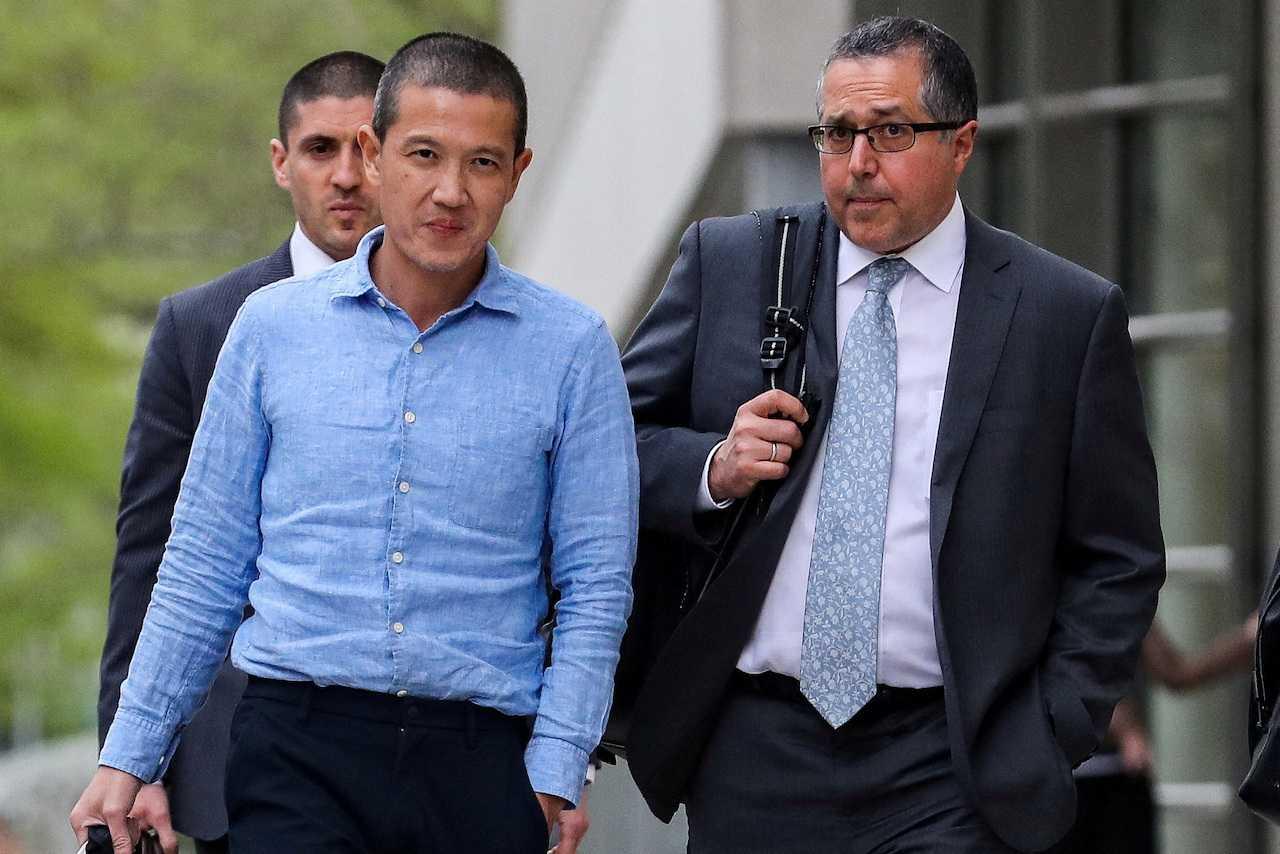 Bekas pegawai bank Goldman Sachs Roger Ng dan peguamnya Marc Agnifilo meninggalkan mahkamah persekutuan di New York, 6 Mei 2019. Gambar: Reuters