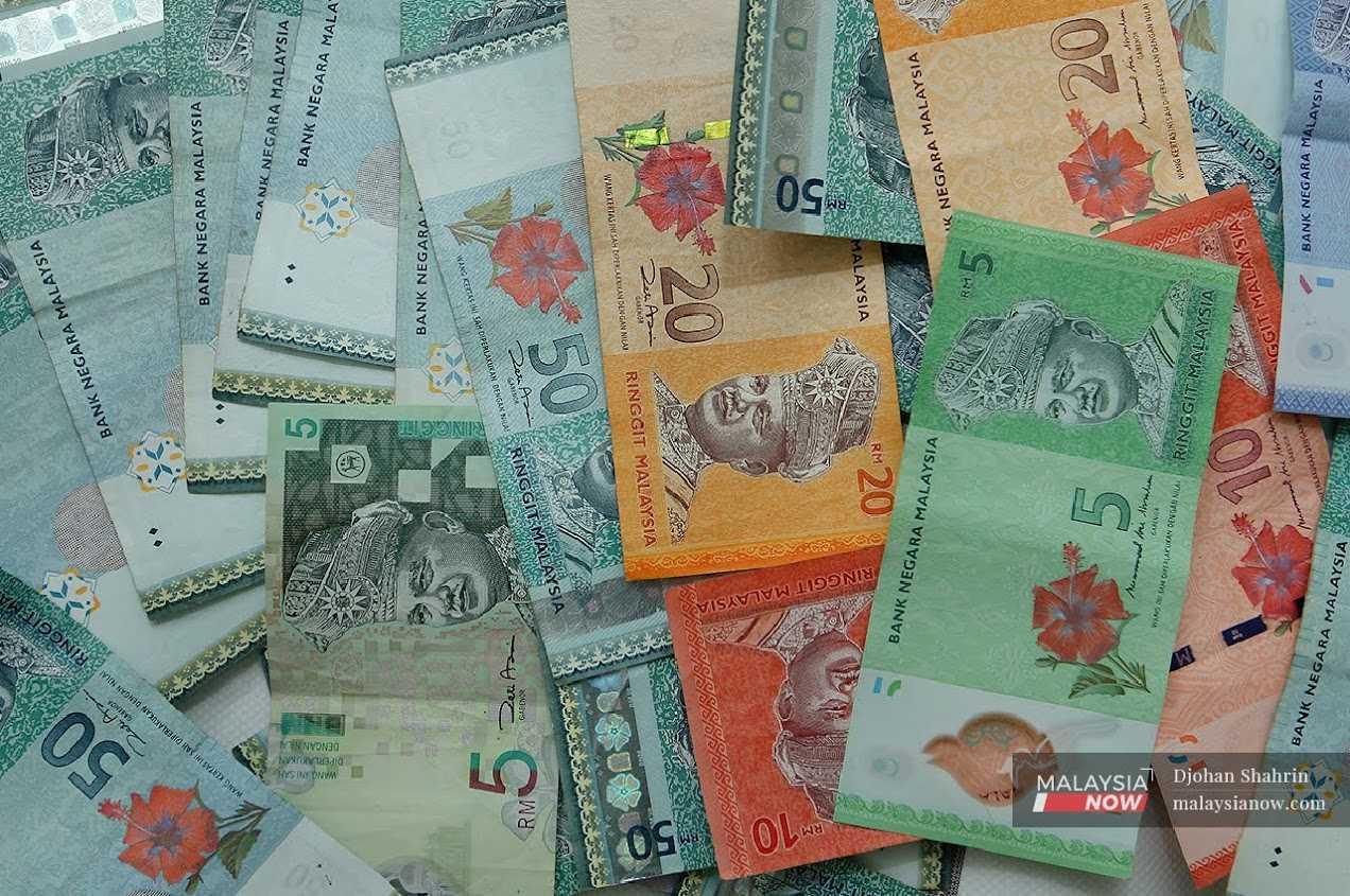 The ringgit has continued its downward trend against the US dollar.