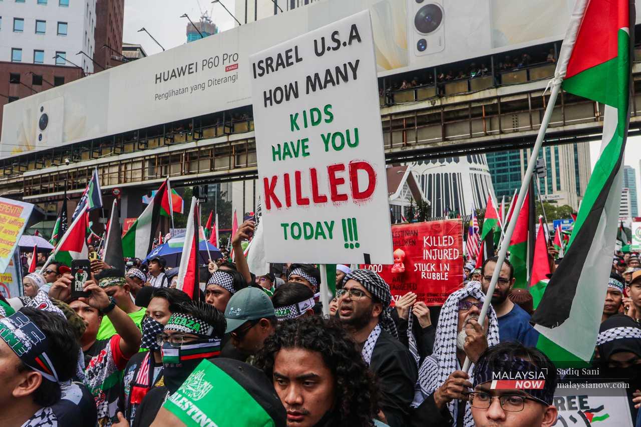 Many come with placards to express anger at the Israeli bombardment of Gaza, which has so far claimed more than 6,000 Palestinian lives, including some 2,000 children according to unofficial statistics.