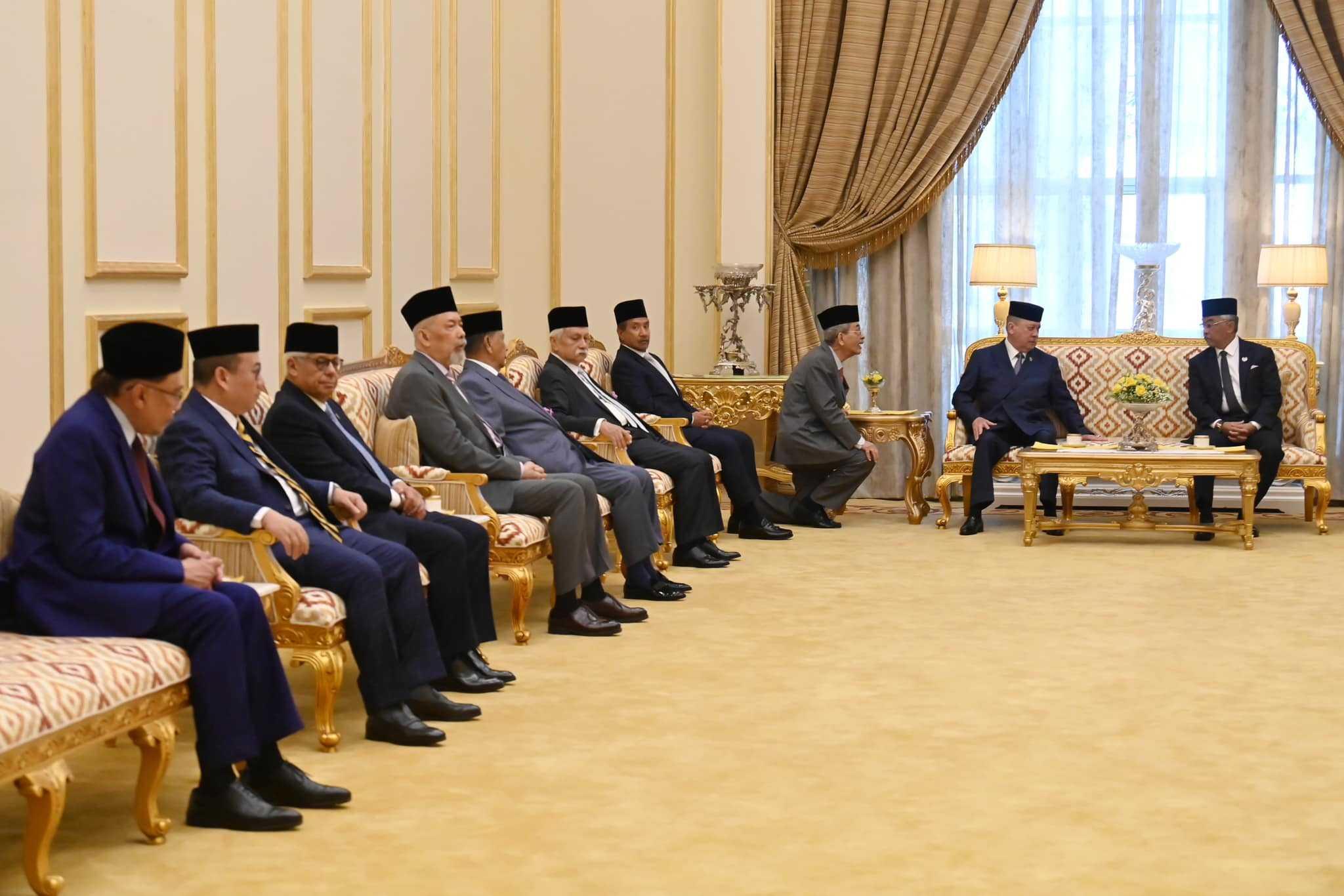 Perdana Menteri Anwar Ibrahim (paling kiri) ketika  mesyuarat Majlis Raja-Raja pada Oktober 26, 2023.
