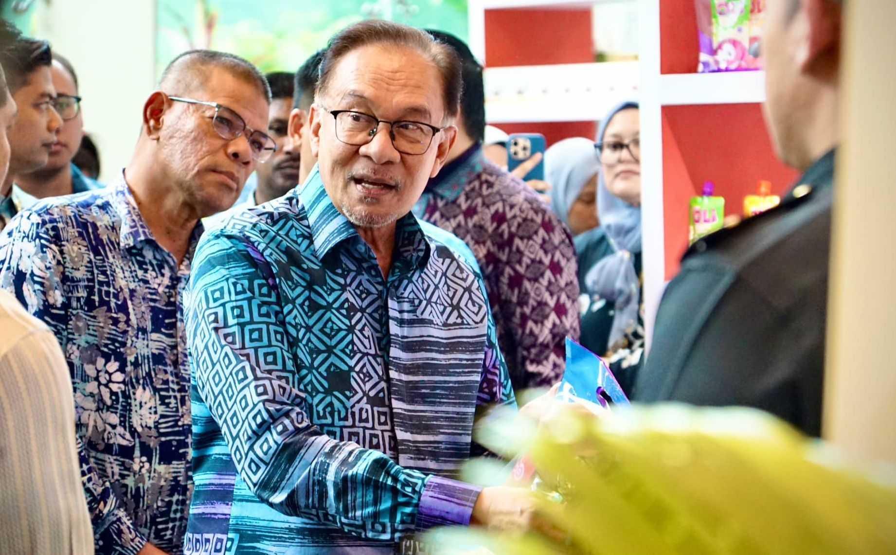 Anwar Ibrahim (dilihat di sini bersama Saifuddin Nasution), beberapa kali cuba mengelak kritikan terhadap pindaan hak kerakyatan dengan hanya menyebut mengenai pindaan memberikan hak sama rata kepada golongan ibu. Gambar: KDN 