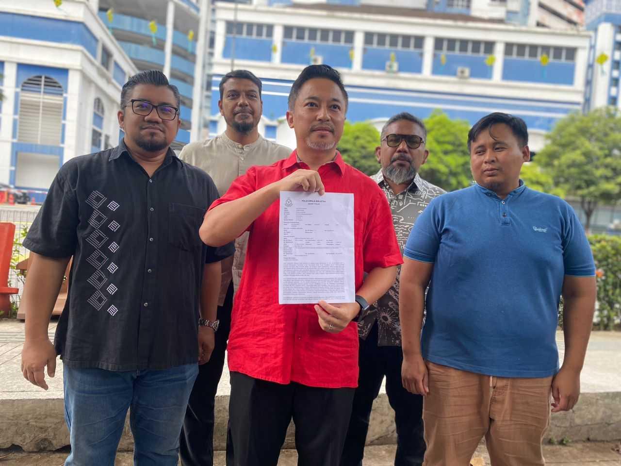 Bekas pemimpin Umno Isham Jalil bersama aktivis Badrul Hisham Shaharin selepas membuat laporan polis mengenai isu saham Farhash Wafa Salvador di IPD Polis Dang Wangi.