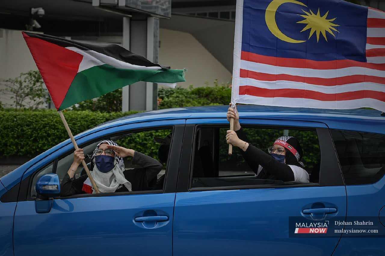 Seperti banyak negara Islam lain, Malaysia menjadikan penyelesaian dua negara dalam konflik Palestin sebagai pendirian rasmi. 