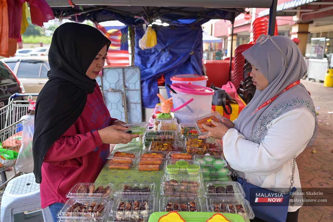 Apart from drinks, she sells kuih for RM2 per packet, hoping to make enough to cover her expenses for the day.