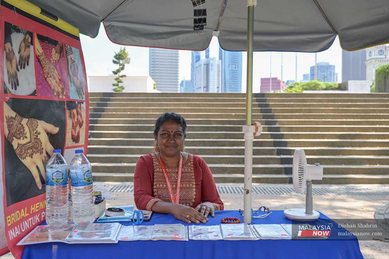 Vijaya Rahavan, 55, juga mengusahakan kiosk kecil di tengah-tengah Kuala Lumpur, memberikan perkhidmatan seni inai untuk pelancong yang berkunjung ke Dataran Merdeka. Tetapi bilangan pelancong telah merosot, begitu juga perniagaannya yang merosot 20% dalam tempoh dua bulan lepas.