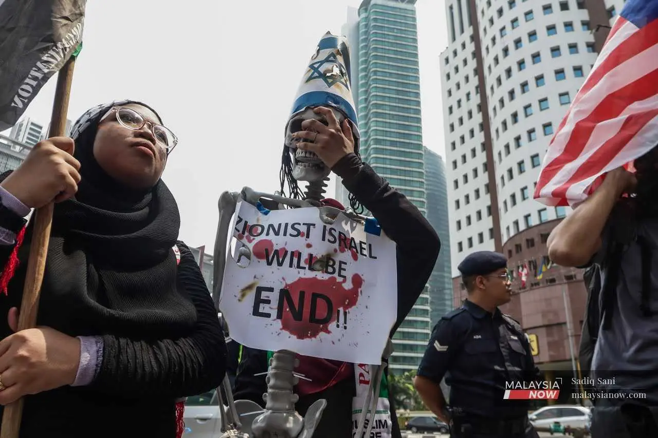 A protester during the Al-Quds Day rally outside the US embassy in Kuala Lumpur on Apr 14, 2023.