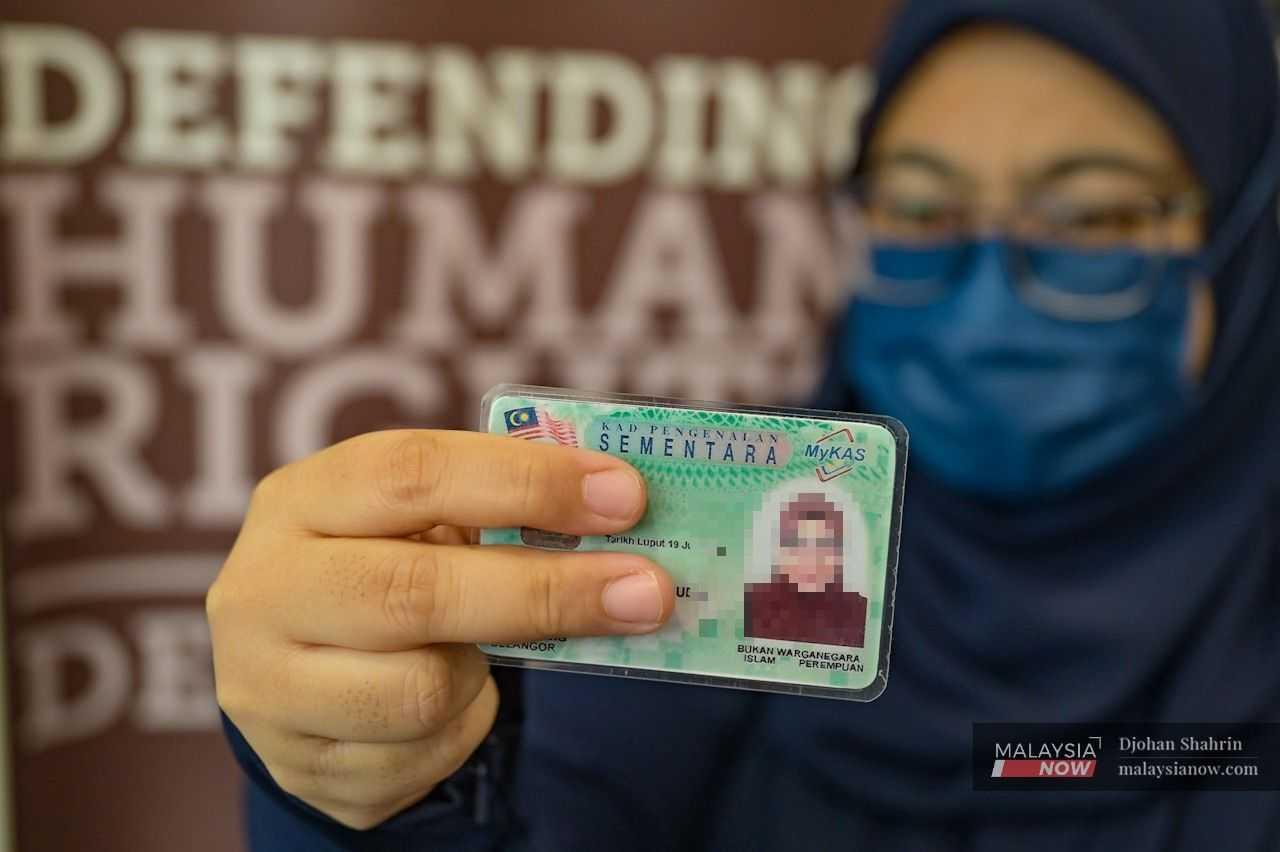 Fatimah, living as a stateless person all her life, with her expired MyKas identity card. 