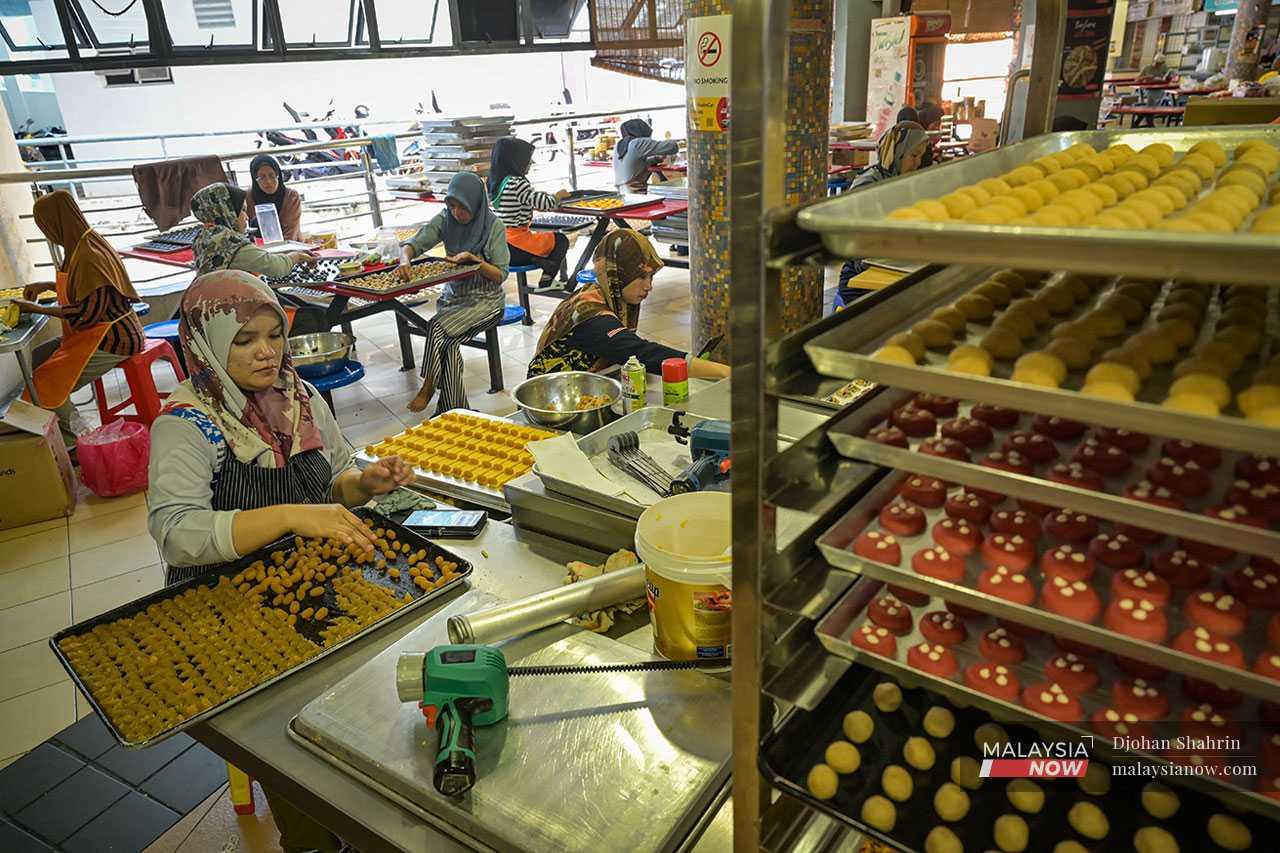 Each year, they take on temporary workers to help meet the rush of orders. These women work from 8am to 6pm, making some 20 different types of kuih and cookies.