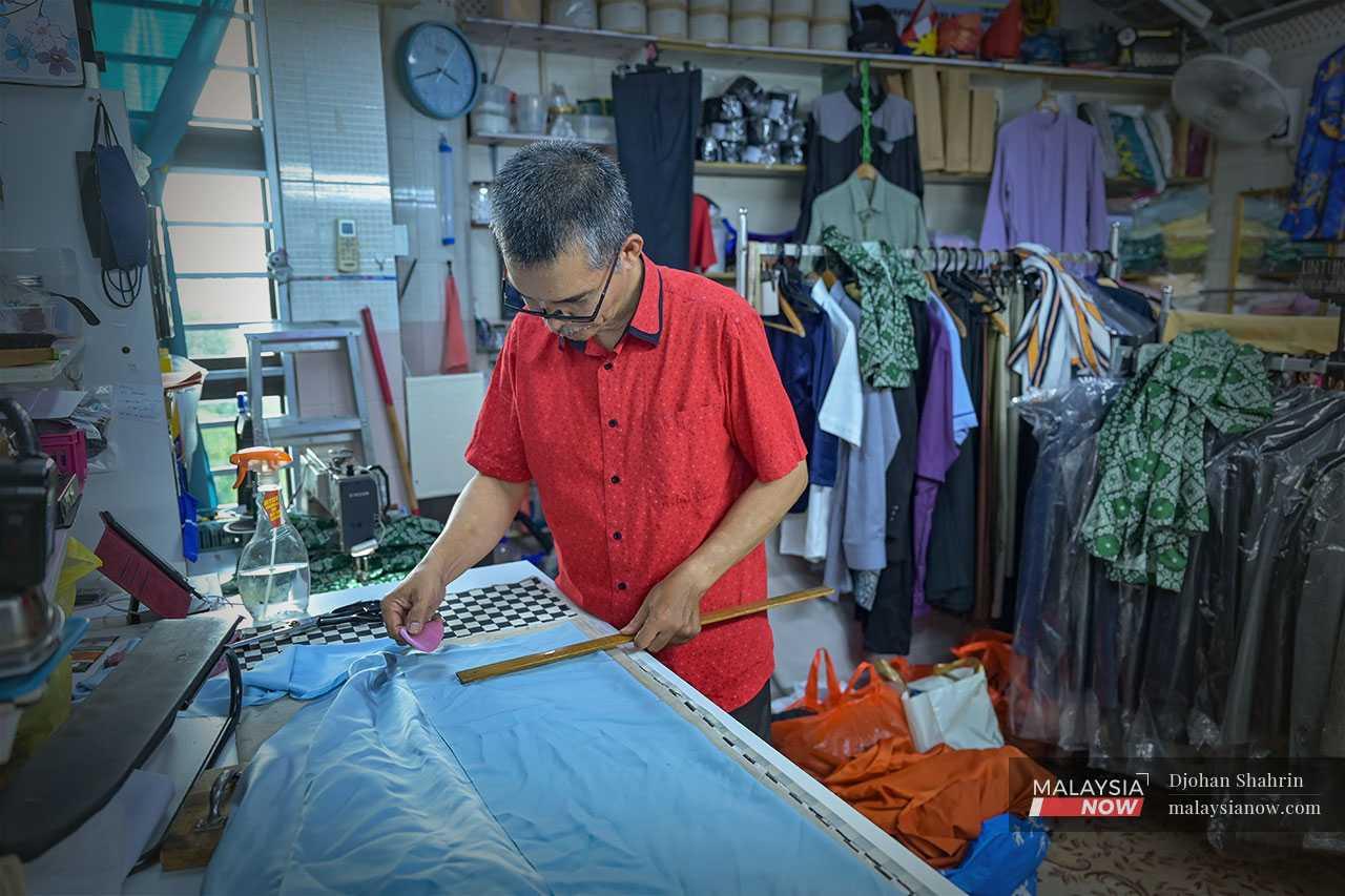 Elsewhere, other types of preparations are ongoing as well. Tailor Mazwan Abdullah has been making men's clothes for 25 years, and has even created baju Melayu outfits for a former minister, the late Zainuddin Maidin.