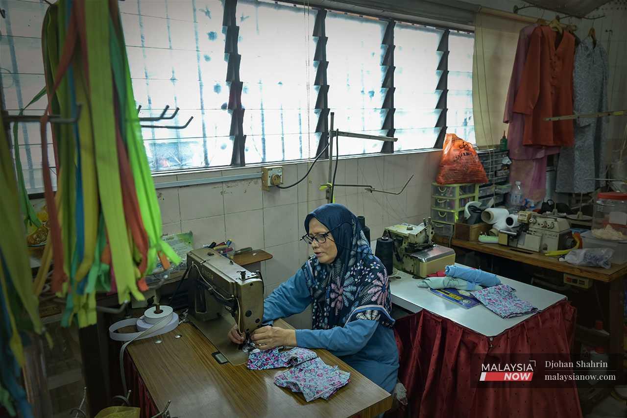 Siti Hartini Rasudin is also an experienced seamstress and has been making baju kurung for 27 years now. She even worked on batik shirts ordered by none other than former prime minister Dr Mahathir Mohamad during her time at the famous Pusat Jahitan Pakaian Lelaki in Kuala Lumpur.
