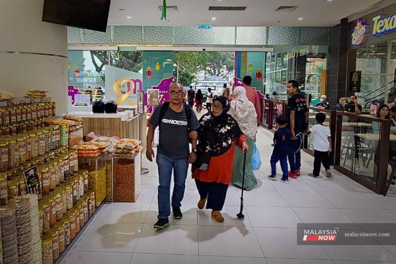 Razali memimpin ibunya di sebuah pusat membeli belah di Kuala Lumpur.