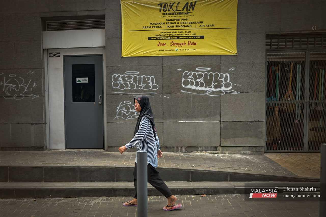 Sepanjang Ramadan, Zainab berjalan kaki setiap hari untuk membeli juadah berbuka puasa dari sebuah gerai.