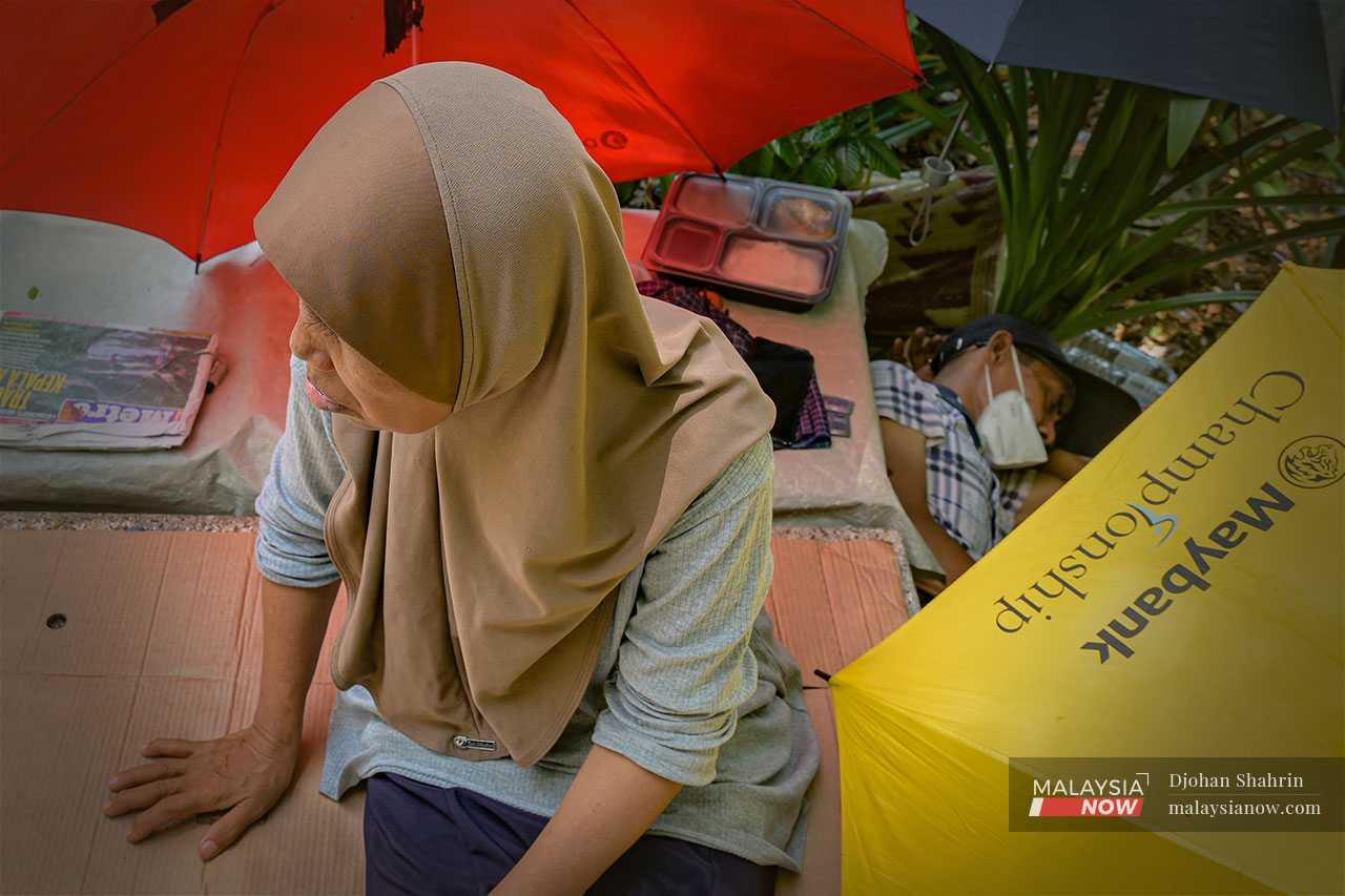 Suami Zainab ditimpa kemurungan, enggan bertemu dengan orang dan memilih menyendiri, dan kerap menghabiskan harinya berselindung di bawah payung dan kotak kadbod.