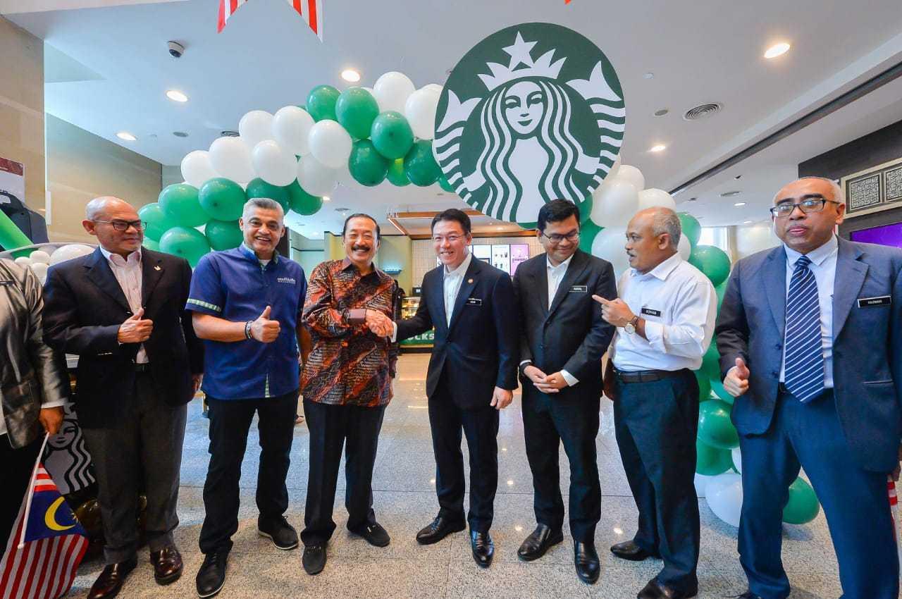 Nga Kor Ming bersama taikun Vincent Tan ketika pelancaran cawangan Starbucks di premis Kementerian Perumahan dan Kerajaan Tempatan di Putrajaya, pada Ogos 2023. Gambar: KPKT