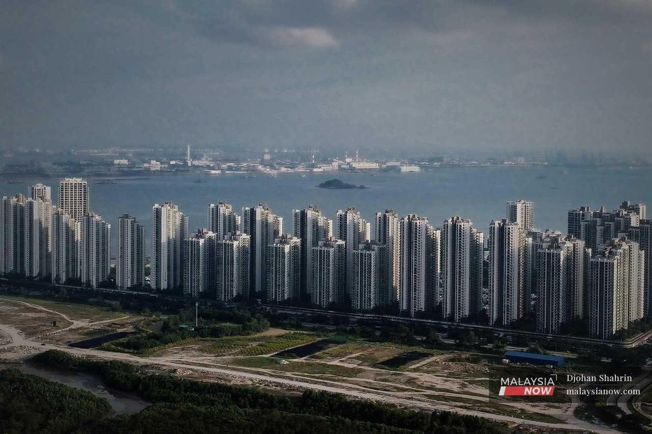 Pemandangan dari udara Forest City yang dibina atas empat pulau buatan manusia, yang kini mendapat jolokan 'bandar hantu'.