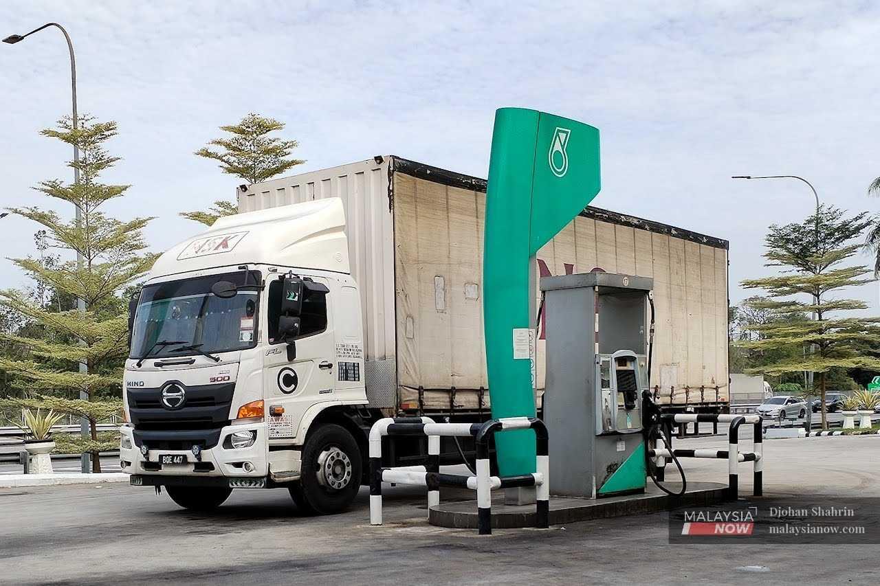 Sebuah lori kargo mengisi diesel yang bakal menyaksikan kenaikan harga selepas diapungkan. Peniaga kecil merungut mekanisme yang diumumkan kerajaan untuk menyasarkan subsidi masih dibelenggu pelbagai masalah terutama melibatkan peniaga kecil.