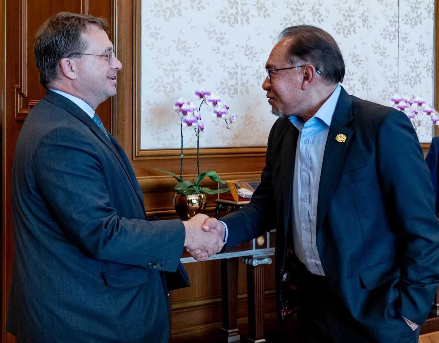 Perdana Menteri Anwar Ibrahim, dilihat mengalu-alukan Duta Besar AS Edgard Kagan awal bulan ini, mempertahankan keputusannya membawa masuk GIP milik BlackRock menyertai konsortium menguruskan lapangan terbang.