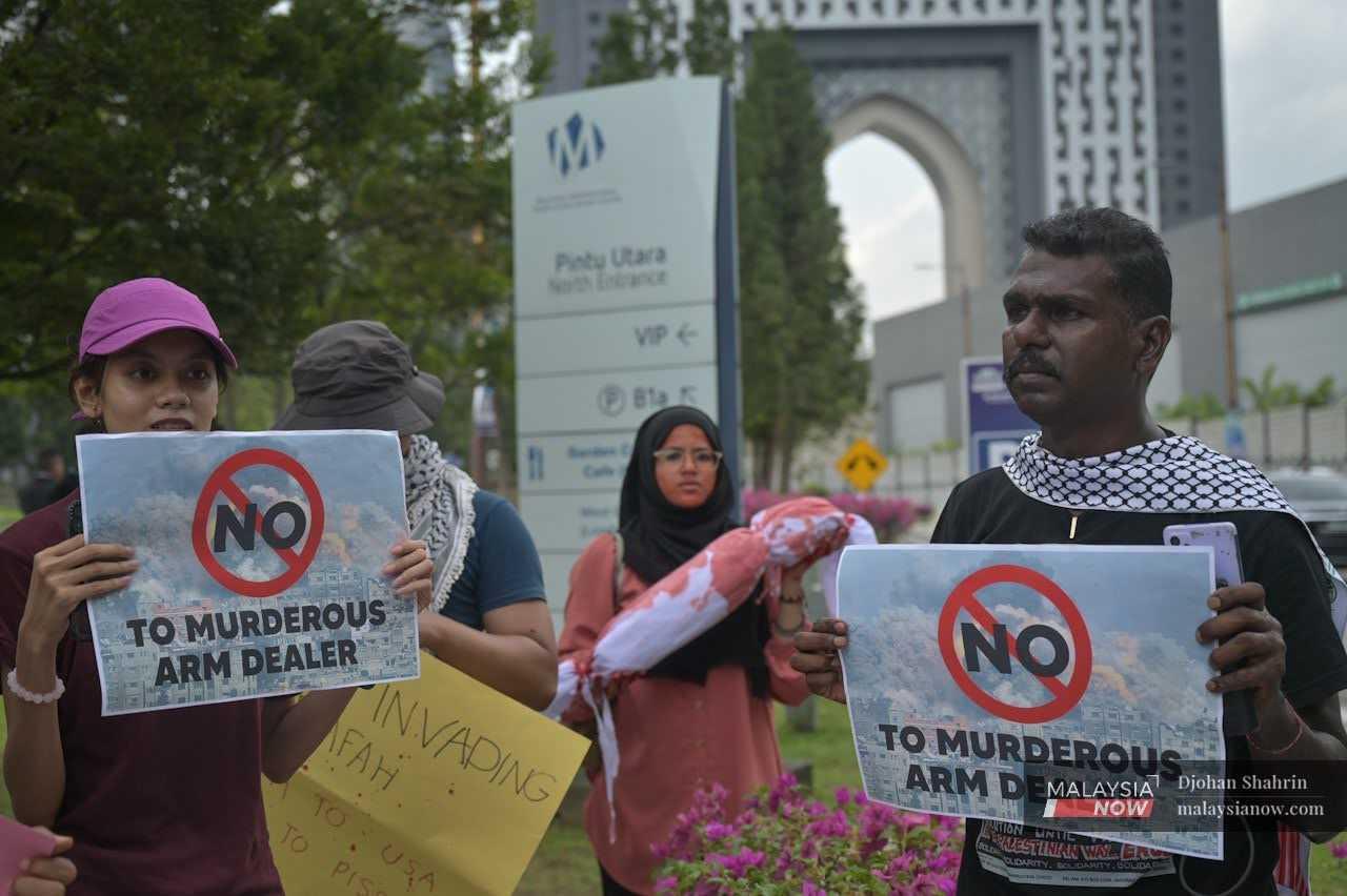 M Mythreyar (kanan) menyertai bantahan terhadap kehadiran syarikat membantu Israel dalam Pameran Perkhidmatan Pertahanan Asia (DSA) dan Pameran Keselamatan Kebangsaan Asia 2024 di Kuala Lumpur, 7 Mei, 2024.