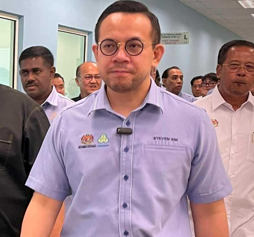 The country's largest bank workers' has called on the prime minister to suspend Human Resources Minister Steven Sim.