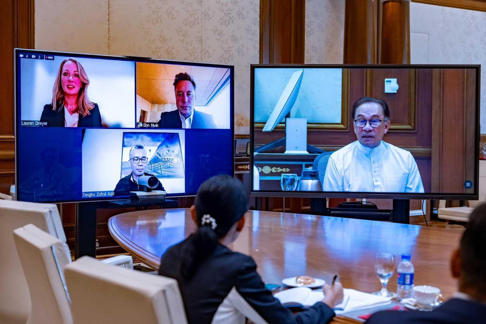 Perdana Menteri Anwar Ibrahim ketika mengikuti sidang video bersama Elon Musk pada Julai 2023, sesi yang menyaksikan pengguna internet mempersoalkan sikap kurang minat yang ditunjukkan jutawan AS itu. Gambar: Facebook