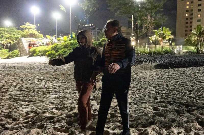Anwar Ibrahim bersama anak sulungnya Nurul Izzah bersantai di tepi pantai ketika di Rio de Janeiro, Brazil.