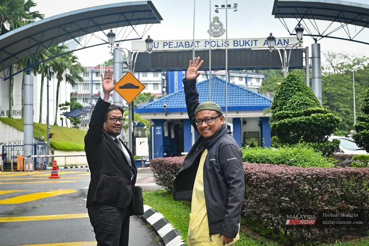 Nurpais Ismail atau Papa Berry (kanan) bersama peguamnya Mohd Zubir Embong di Ibu Pejabat Polis Bukit Aman hari ini.