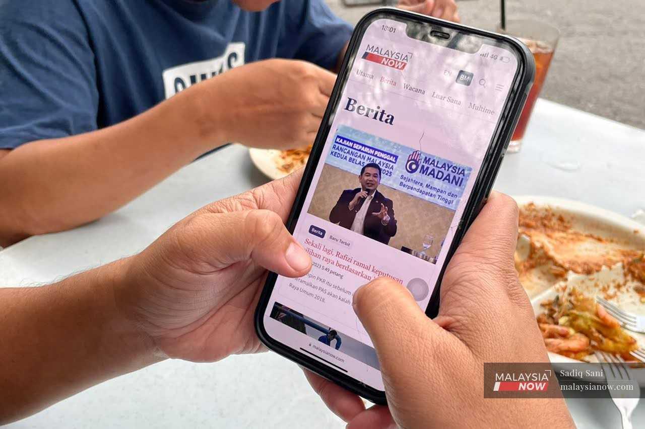 The government is planning to introduce a set of amendments to the Communications and Multimedia Act in a move seen as fortifying laws to stop online criticism of the government.